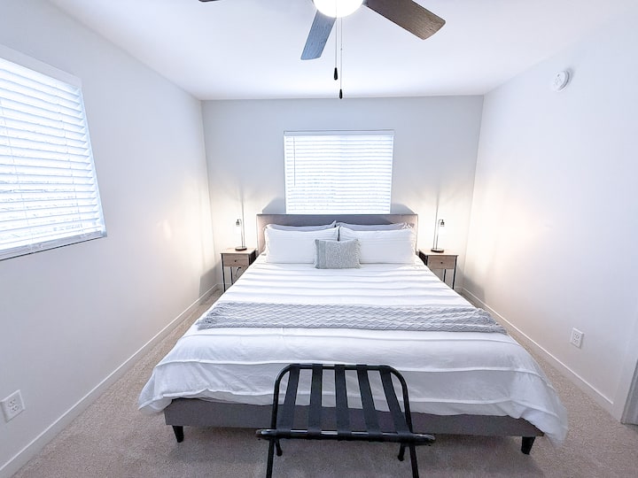 عندما يحين الوقت لقضاء ليلة رائعة، يمكنك العودة إلى غرفة النوم الثانية في الطابق العلوي التي تحتوي على سرير كينج جميل. 