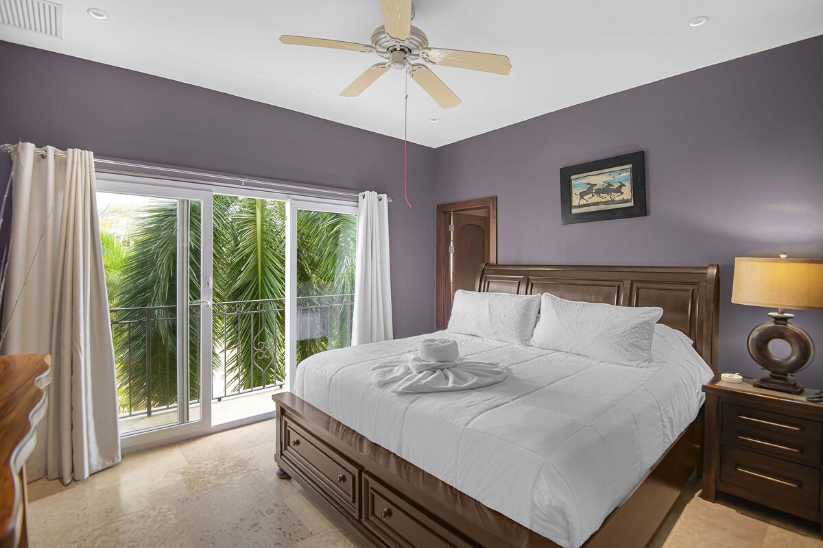 在铺有干净床单的豪华加大双人床上睡个好觉。

