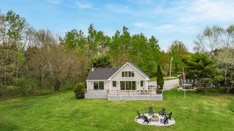 4-Season Waterfront Oasis with Hot Tub