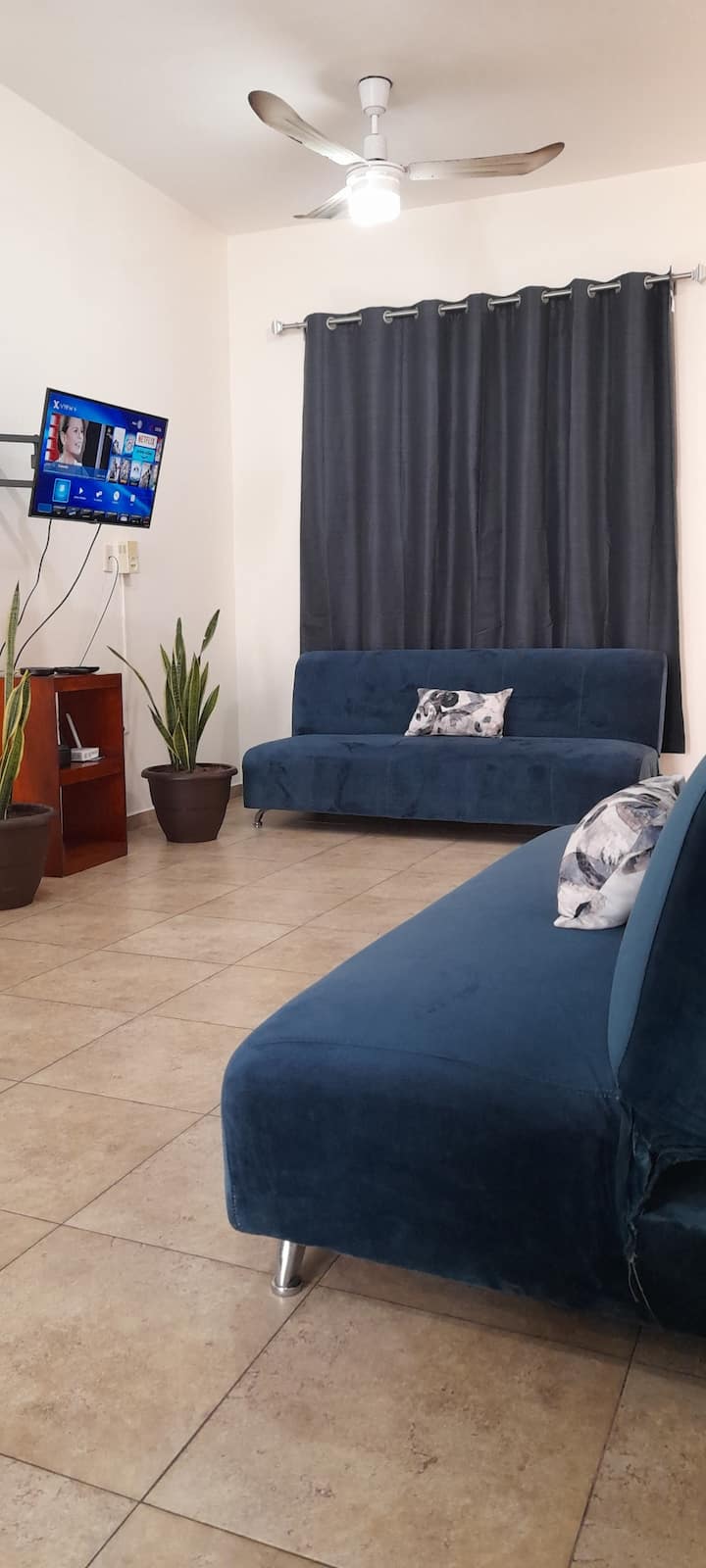 Chumba chenye nafasi kubwa na baridi chenye sofa mbili za cama.
A/C, feni ya dari na Roku T.V.