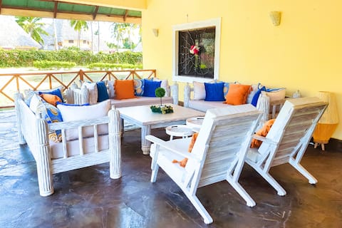 Afro-Modern Villa with A/C, near beach, pool