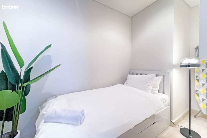 Praktická izba slúžky s pohodlnou samostatnou posteľou a prístupom do vlastnej kúpeľne, navrhnutá pre pohodlie a súkromie.