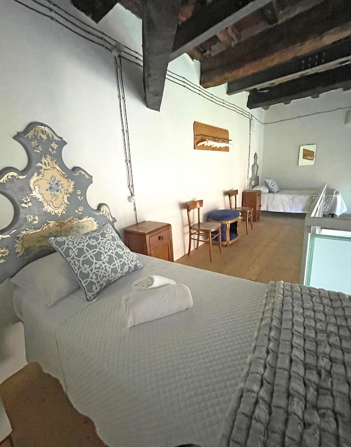 ลอฟท์มีเตียงเดี่ยวสองเตียงและร่มเงาซึ่งอาจลดลงเพื่อความเป็นส่วนตัว  มีพื้นที่สำหรับแขวนและออตโตมันสำหรับสัมภาระ  