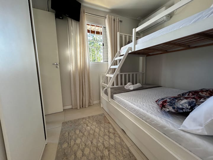 غرفة مجهزة بسرير مزدوج بطابقين بالإضافة إلى مساعدة للتلفزيون الفردي والكابل وتكييف الهواء. 