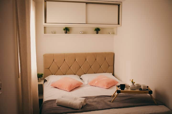 غرفة مجهزة بسرير مزدوج وتلفزيون كابل وتكييف  هواء.