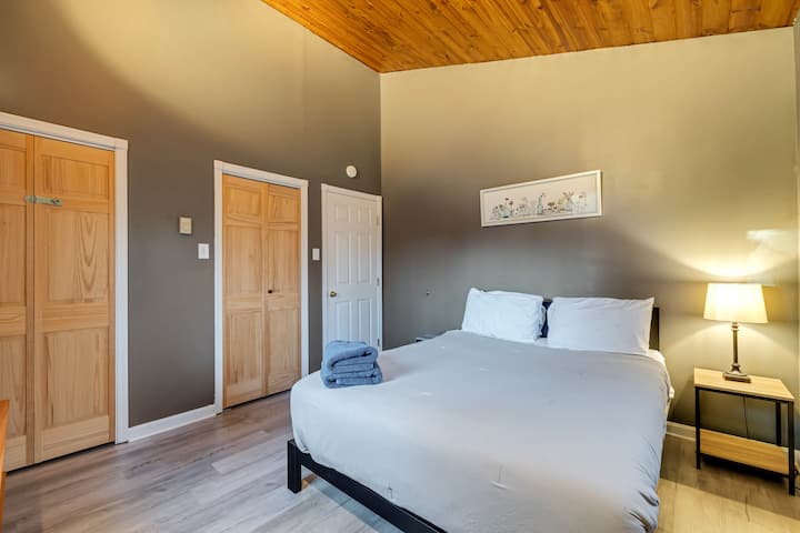 Udobna spavaća soba s bračnim krevetom, savršena za miran san i miran odmor nakon cjelodnevne pustolovine
