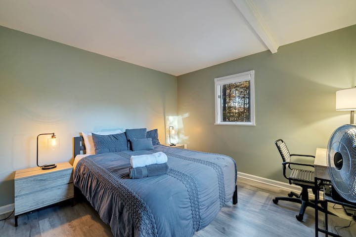 Spavaća soba s bračnim krevetom i TV-om pruža udoban i opuštajući prostor za ugodne noći i zabavu
