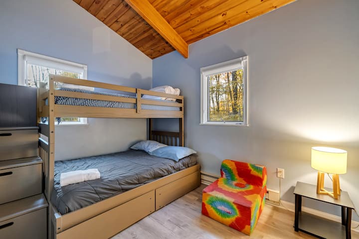 Spavaća soba s bračnim krevetom na kat, savršena za djecu ili odrasle koji traže zabavan i udoban raspored spavanja nakon cjelodnevne avanture.
