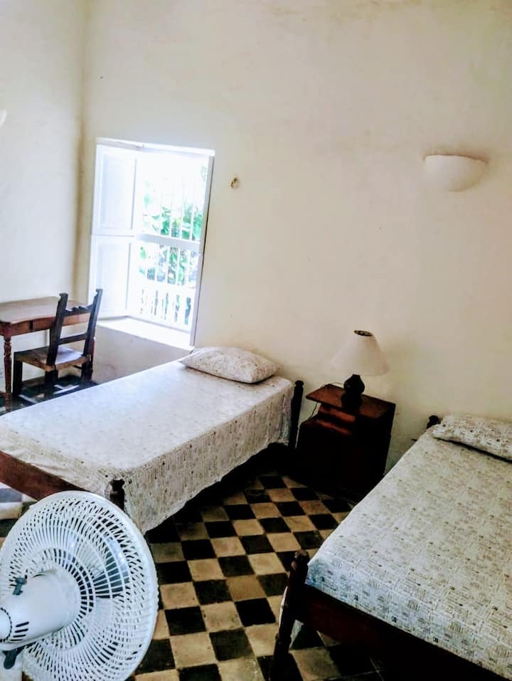 La casa cuenta con 2 habitaciones de cama dobe, esta de 2 camas sencillas y otra con 3 camas sencillas. Esta habitacion se destinó a las 2 hijas del matrimonio dueño de esta casa. 