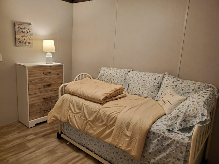 Twin ukubwa trundle kitanda.  Vyuma vya usalama vya kitanda vinapatikana.