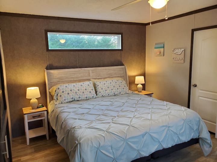 Kitanda cha ukubwa wa kifalme chenye futoni ya ukubwa kamili kwa ajili ya mgeni wa ziada