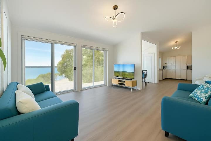 Hilltop Lake View Oasis At Fishing Point - Newcastle