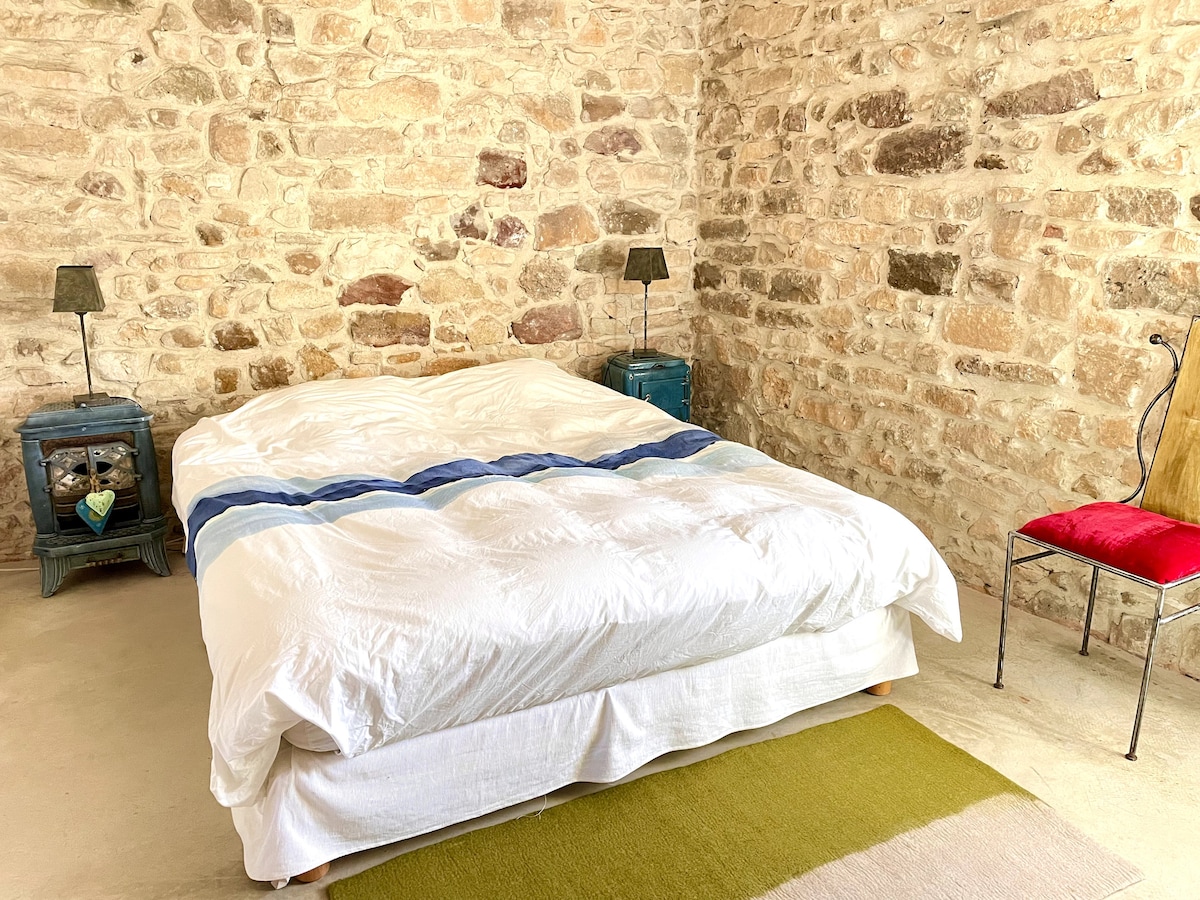 Pohodlná spálňa s manželskými posteľami 