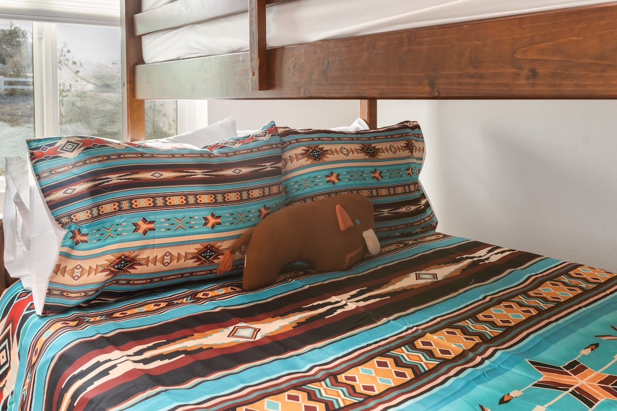 Shtrojat e krevatit të frymëzuara nga jugperëndimi i shtojnë një ndjesi ngjyrash dhe sharmi dhomës së gjumit, duke krijuar një hapësirë të rehatshme dhe elegante për relaksim dhe rehati.