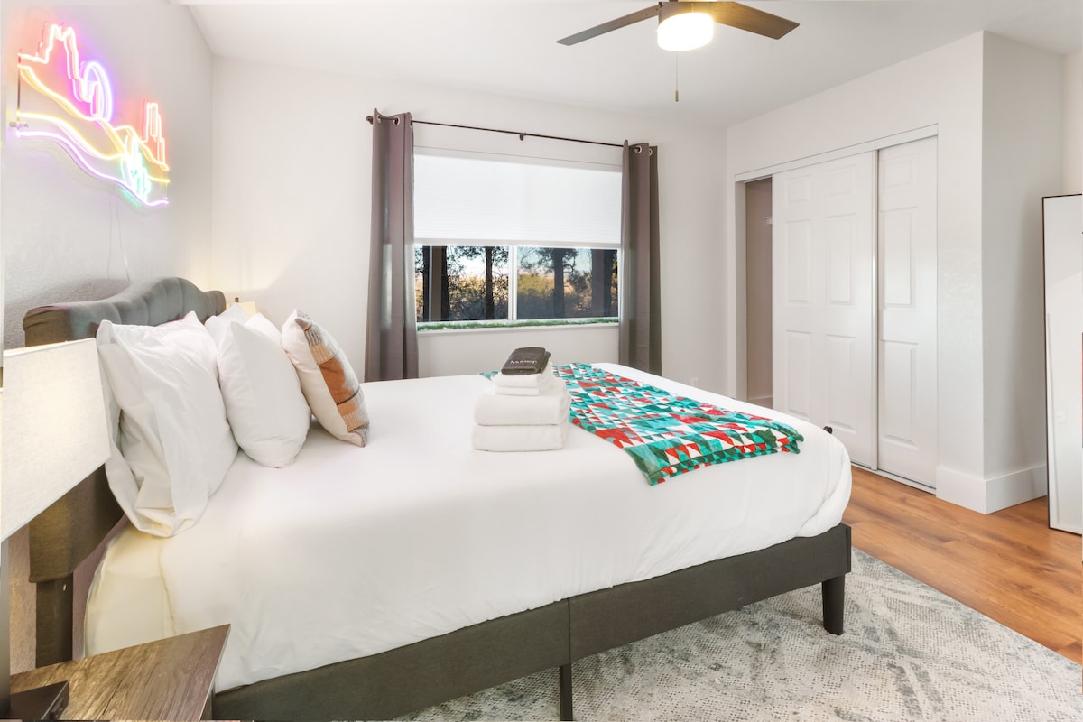 Dhomë gjumi e rehatshme në katin e poshtëm me dekor modern, ndriçim të butë dhe një pamje të qetë – e përkryer për një gjumë të qetë gjatë natës.