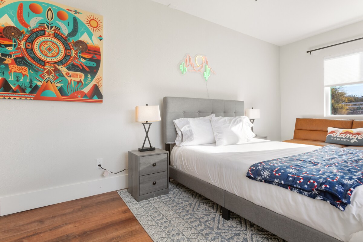 Dhomë gjumi e ndritshme dhe ftuese me një krevat dopio "queen" të rehatshëm, dekor elegant dhe dritare të mëdha me dritë natyrale dhe pamje nga mali. E përkryer për net të qeta dhe mëngjes të qetë.