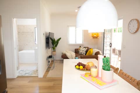 Popular Airbnb listing: Modern Pool Oasis & Seaside Abode in Brisbane