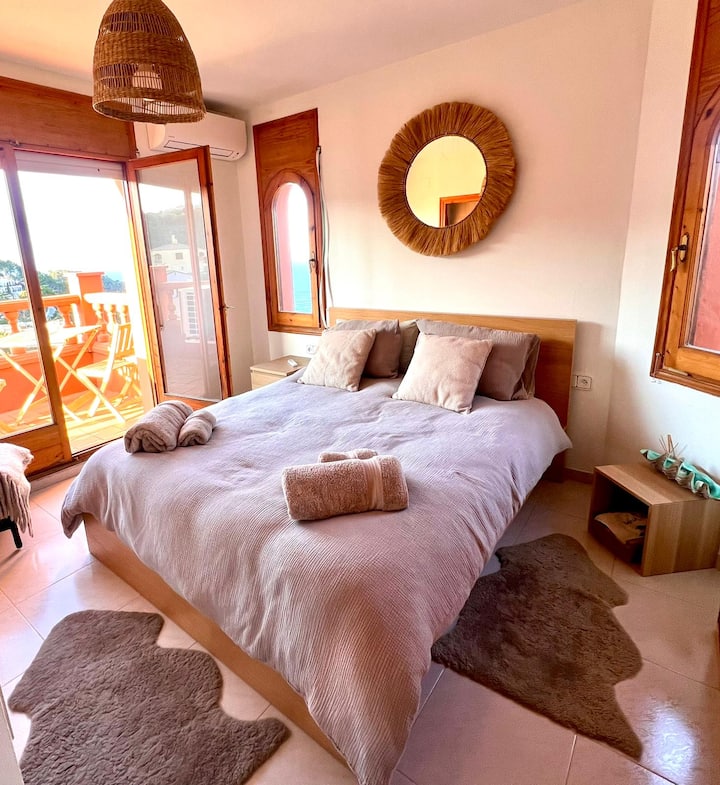 Dhomë gjumi e lehtë dhe e ajrosur me tarracë dhe banjë ngjitur.