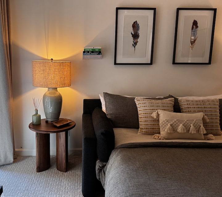 Chambre 2 / Bureau | Design à portée « Vesper » Canapé-lit queen size, oreillers supplémentaires, couette en coton parachute et draps de lit de luxe. 