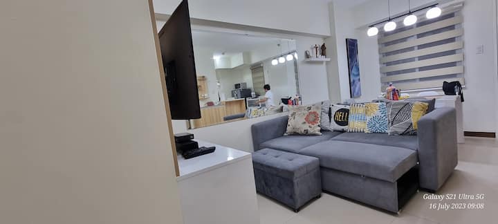 Un sofá cama en la sala de estar