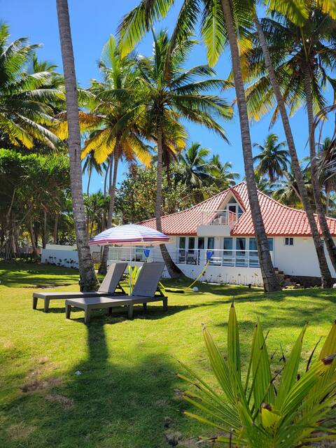 Family Beachfront Villa with picuzzi & game room