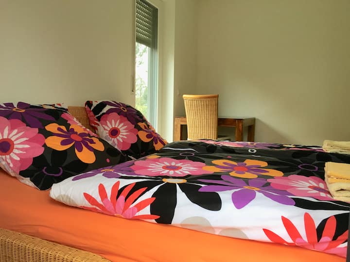 Მე-3 საძინებელი პირველ სართულზე პატარა სამუშაო მაგიდით 