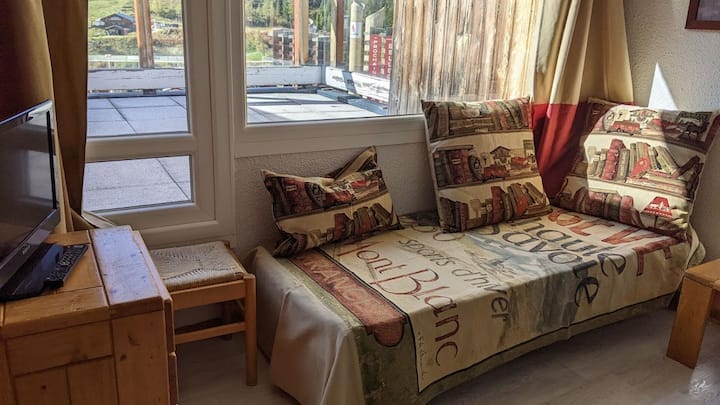 Მისაღები ოთახი/საძინებელი დიდ ტერასას გადაჰყურებს. Ის აღჭურვილია ორი ერთადგილიანი საწოლითა და ტელევიზორით.