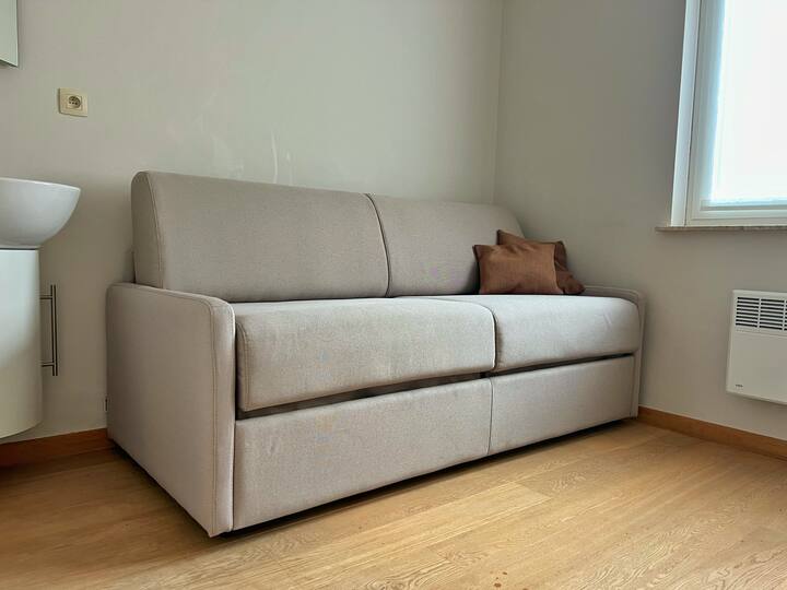 Удобен кауч на спуштање со душек со дебелина од 22 см