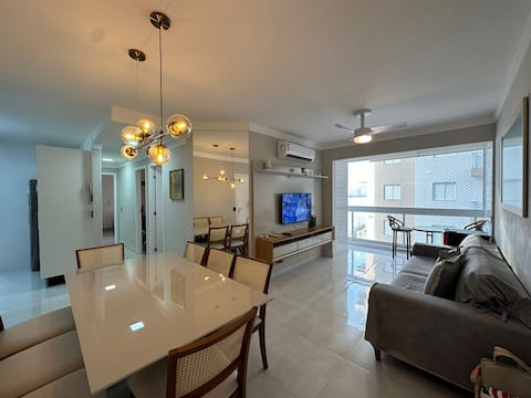 Top performing Airbnb: "Pé na Areia" - Beachfront Condominium in Guarujá