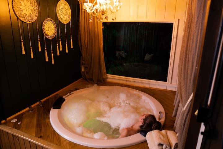Lake Side Cabin with Whirlpool