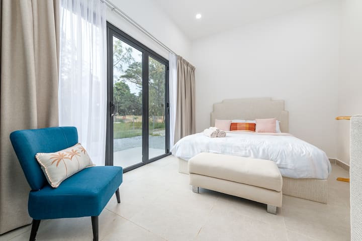 Hlavná spálňa s dvoričkom a manželskou posteľou