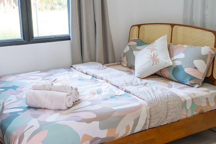 Spálňa 2 s manželskou posteľou v balijskom dizajne