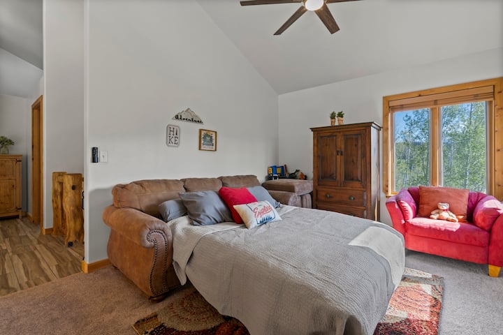 Loft me divan gjumi me televizor inteligjent 65", Playstation PS4, lojëra tavoline, lodra për moshat 5 vjeç e poshtë. 