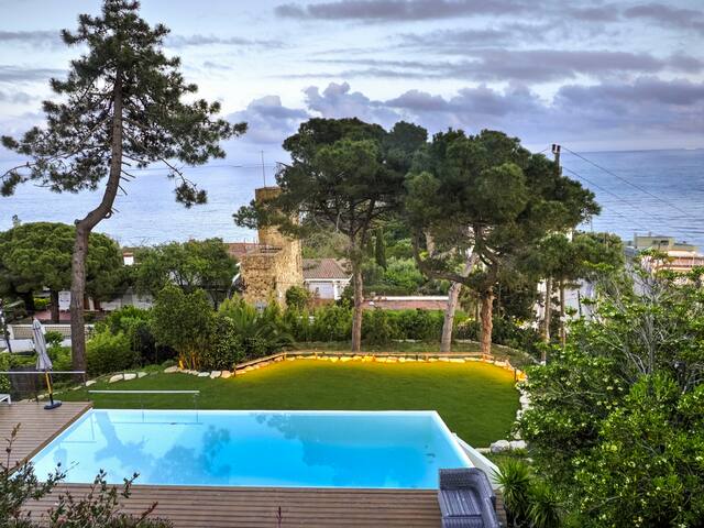 Exclusive villa infinity pool overlooking the Sea gallery image 4