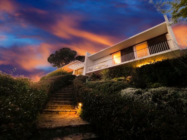 Exclusive villa infinity pool overlooking the Sea