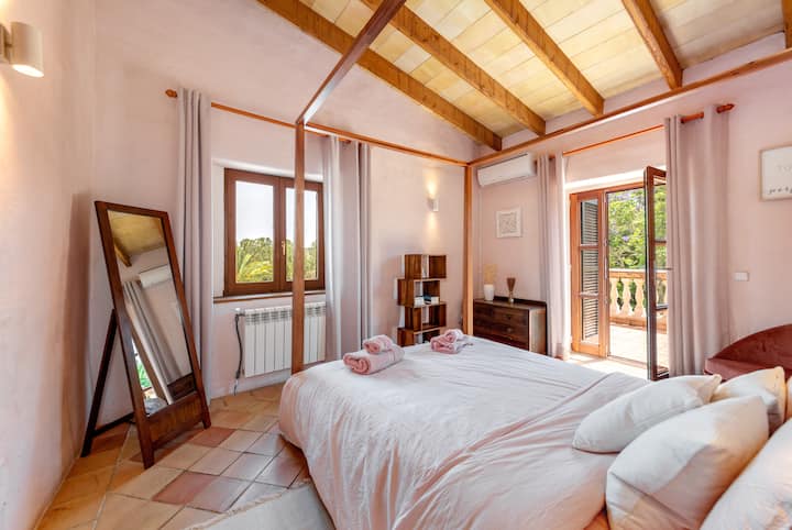 Chumba chetu cha kulala chenye chumba cha kulala chenye bafu la chumbani na ufikiaji wa roshani