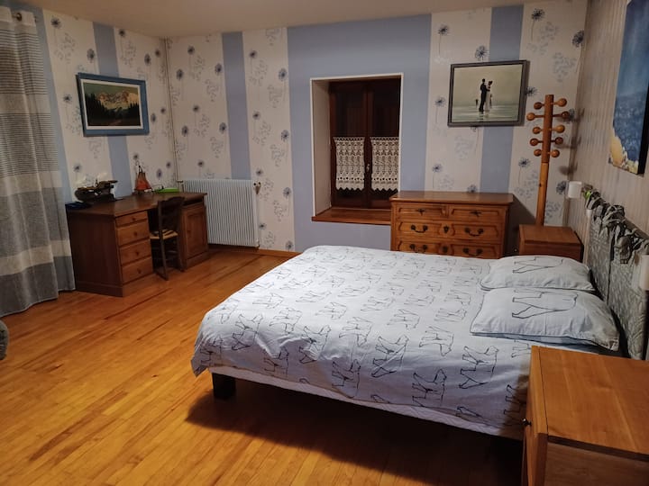 Spavaća soba od oko 25 m2 s pogledom na mali balkon. Ima bračni krevet 1,60 m x 2,00 m i grijalicu koja se može koristiti za malo dijete (udobnost je loša)
