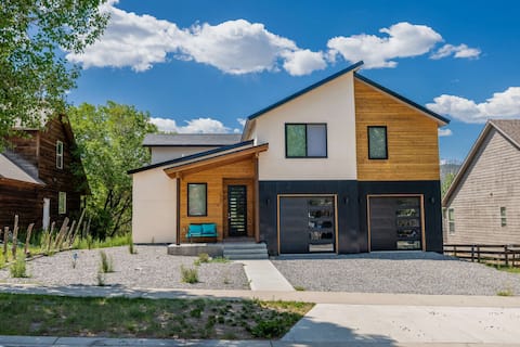 Modern Home with Stunning Views, Bonus Apartment