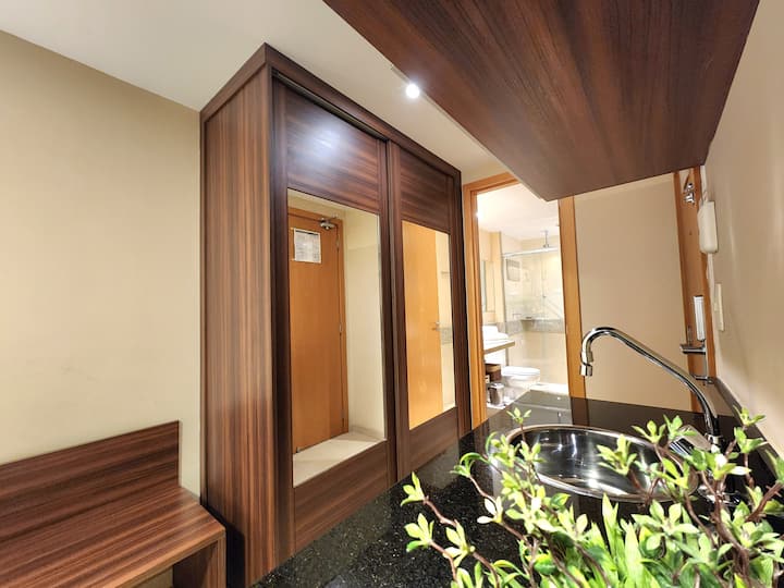 ❤️ ארוניות זמינות עם מראה וחדר האמבטיה הסוויטה ברקע ❤️