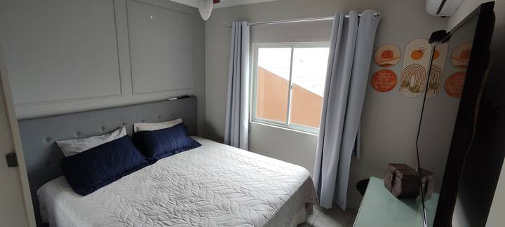 Du Casal Room - Veľká manželská posteľ King s klimatizáciou a stropným ventilátorom, 50-palcovou TV a šatníkom. Spálňa despoem de traveseiros.
