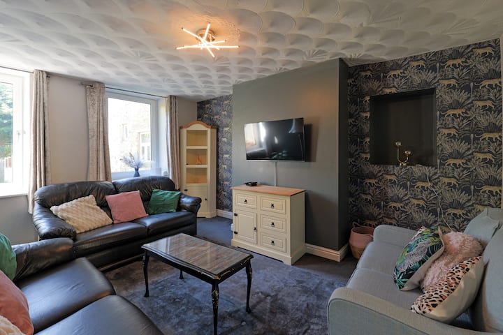 4 Bed Charming, Family-friendly Cottage 1694 - Burnley