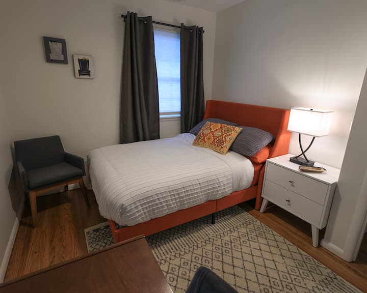 Уютно в тази спалня с ново легло в пълен размер, вентилатор на тавана с дистанционно управление, сензорна лампа и специално работно пространство, включително бюро и въртящ се стол. Достатъчно място за съхранение в пълния килер. Насладете се на уединение с щори и завеси за затъмнение.