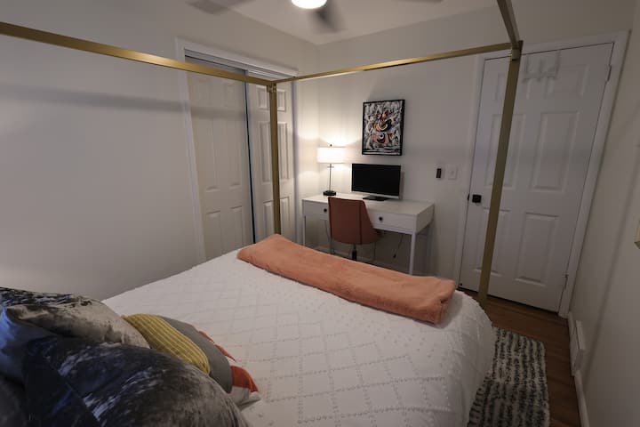 Тази спалня разполага с двойно легло с балдахин, вентилатор на тавана с дистанционно управление и специално работно пространство с бюро и въртящ се стол. Местното изкуство, гардеробът и завесите за затъмнение допълват уютната атмосфера.