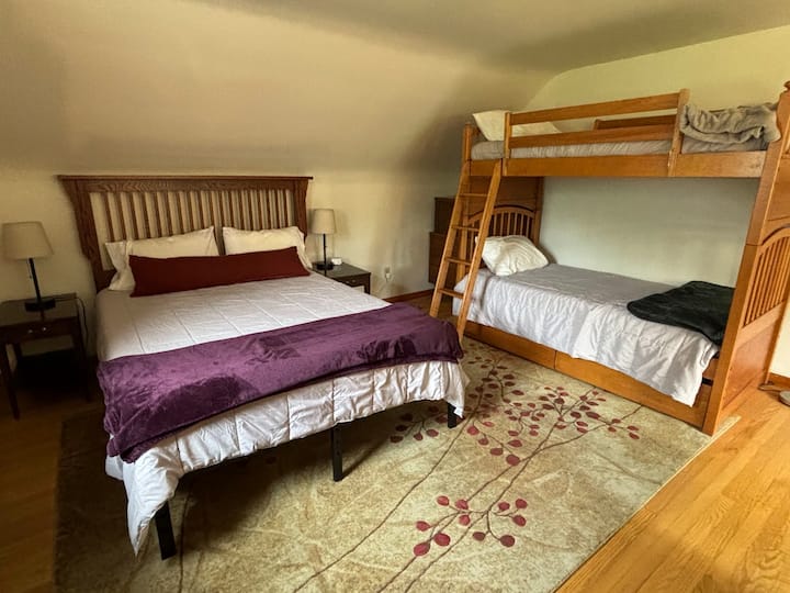 חדר שינה שלוש הוא חדר שינה מרווח למעלה עם מיטת קווין סייז, מיטות קומתיים ומשרד שני. בחדר הזה יש את הנופים האהובים עלינו על הנהר. 