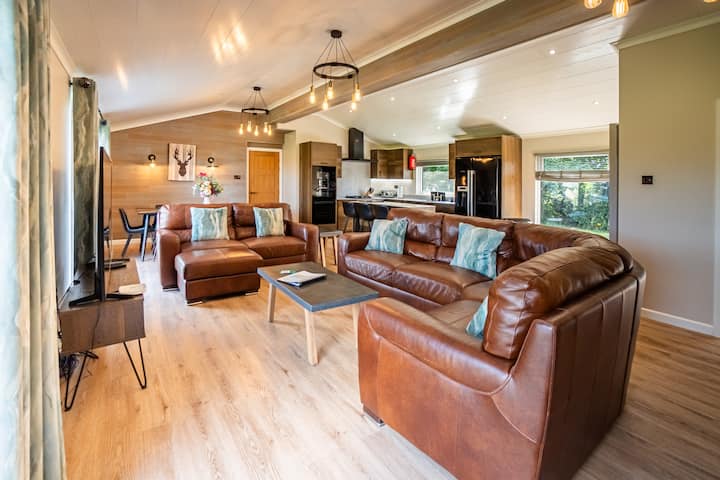 Otters Pocket - 4 Bedroom Lodge, Hot Tub And Sauna - Sutton on Sea