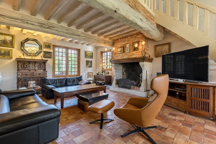 Მისაღები ოთახის დიდი ბუხარი დიდი HD-ეკრანიანი ტელევიზორით. 2 დიდი სუპერ კომფორტული ტახტი, ულტრათანამედროვე BO კონცეფციის სავარძელი პუფით.  Დისტანციურად მართვადი სანათები დისტანციური მართვის პულტით. 