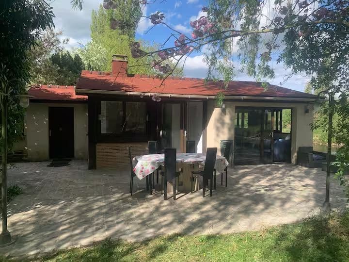 Არასავალდებულოა 50 მ2 ფართობის ეს შესანიშნავი სახლი, რომელიც გარშემორტყმულია ბუნებით, სრულად აღჭურვილია 100% -ით დამოუკიდებელი, მომხიბლავი ტყის პარკის შუაგულში და მდინარის პირას (რკინის მოაჯირებით). 