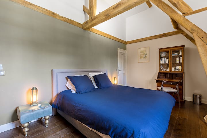 Მე-2 საძინებელი ახალი საწოლით 180 სმ (დიდი ზომის), პატარა სამუშაო მაგიდით და 2 კარადით, ერთი საკიდებით და მეორე თაროებით. Დურგლები. დისტანციურად მართვადი ნათურები დისტანციური მართვის პულტით. 4-5 მ ჭერი. ტკბილეული.