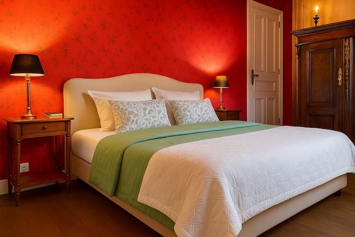 Მთავარი სახლის მთავარი საძინებელი 2 მეტრიანი საწოლით (ახალი ლეიბი), საკიდით და თაროების კარადით. Კომფორტულია 5 მეტრის სიმაღლის ჭერის ქვეშ. ახალი თეთრეული. 