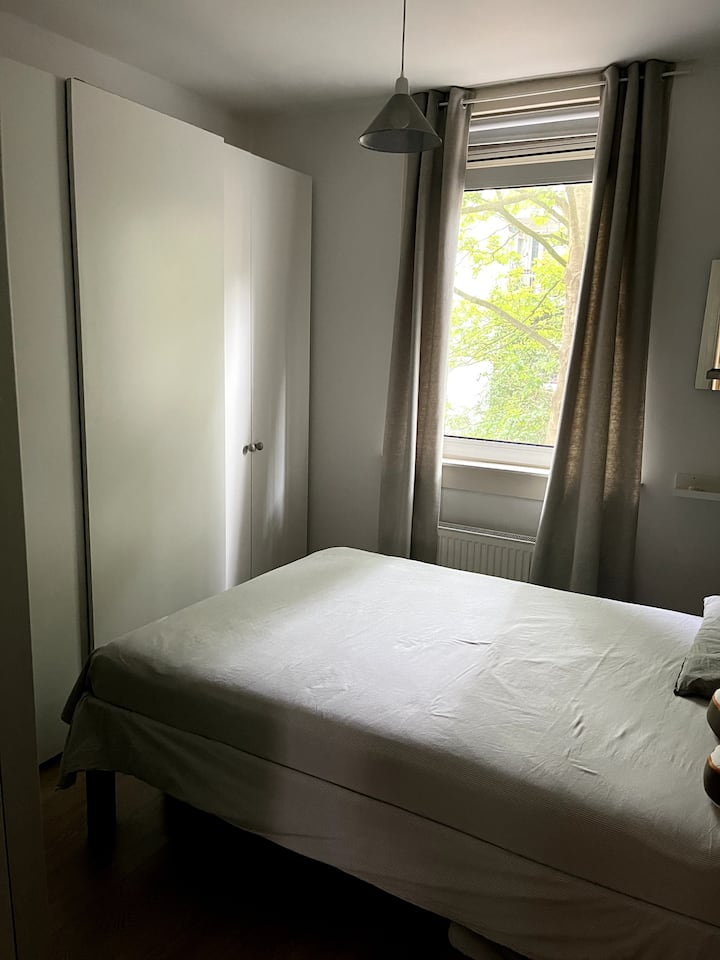 Dhomë gjumi e qetë në pjesën e pasme të apartamentit. Duvet i disponueshëm